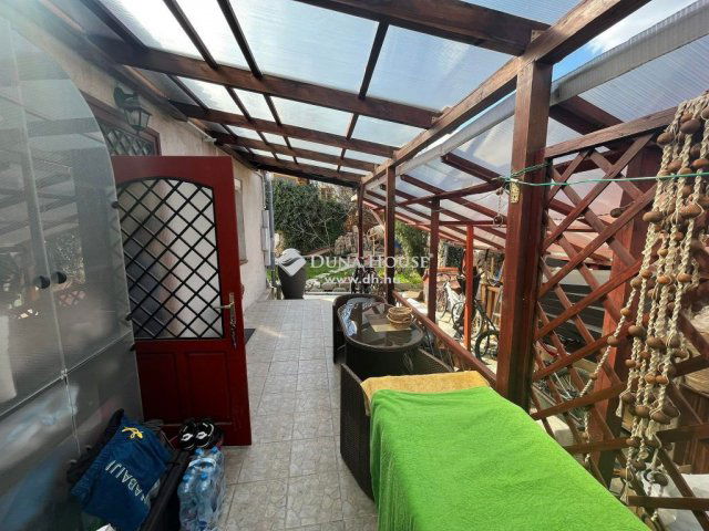 Eladó családi ház, Pécsett 94.9 M Ft, 6 szobás
