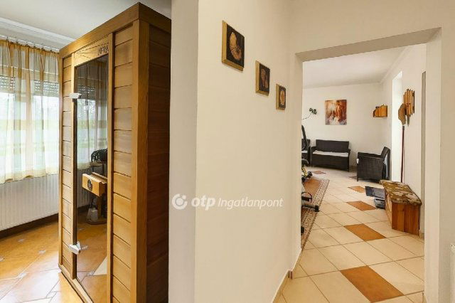 Eladó családi ház, Tatabányán 199 M Ft, 6+3 szobás