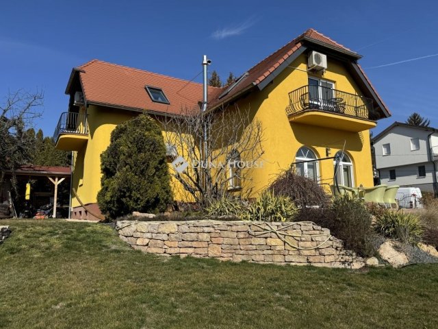 Eladó családi ház, Balatonfüreden 399.9 M Ft, 6 szobás