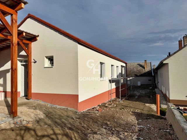 Eladó téglalakás, Zircen 71.4 M Ft, 1+2 szobás