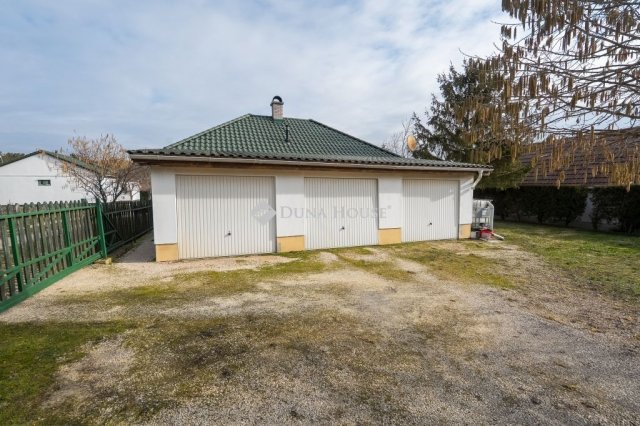 Eladó családi ház, Csákváron 178 M Ft, 9 szobás