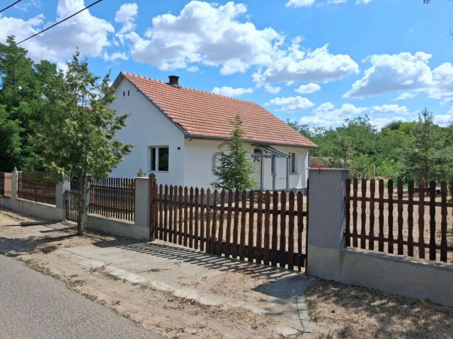 Eladó családi ház, Újszilváson 31.5 M Ft, 3 szobás