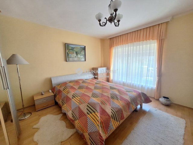 Eladó családi ház, Pécsett 120 M Ft, 3 szobás