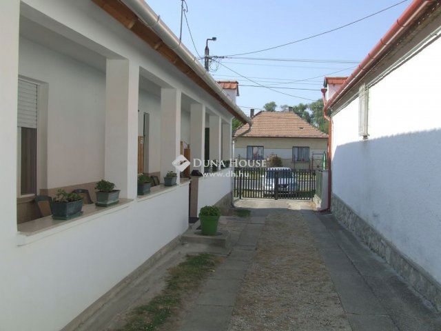 Eladó családi ház, Dunaalmáson 69.99 M Ft, 4 szobás