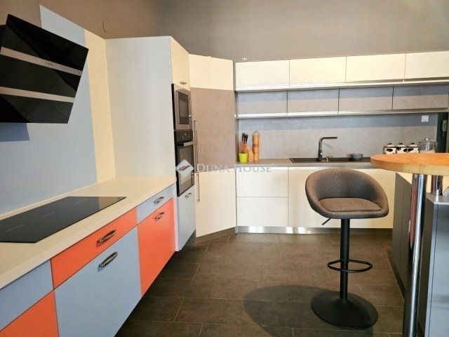 Eladó téglalakás, Pécsett 89.9 M Ft, 4 szobás