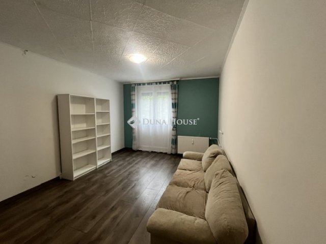 Eladó panellakás, Pécsett 34.9 M Ft, 2 szobás