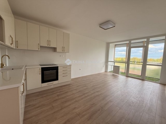 Eladó panellakás, Pécsett 64.9 M Ft, 3 szobás