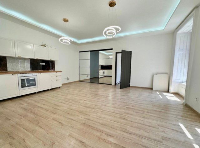 Eladó téglalakás, V. kerületben, Apáczai Csere János utcában