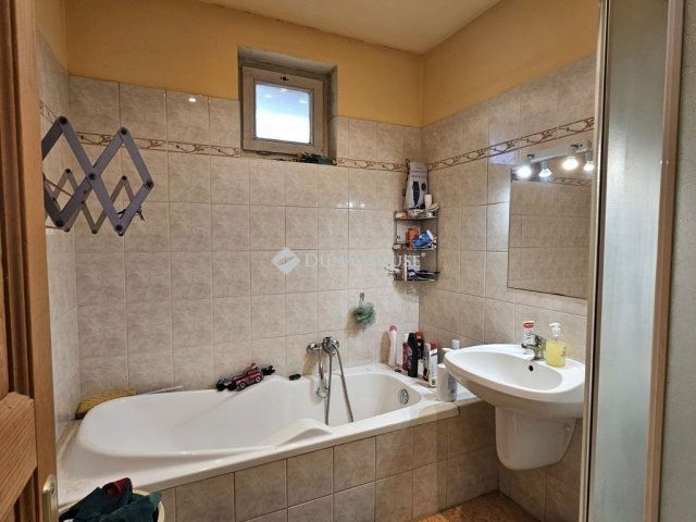 Eladó családi ház, Pécsett 69.9 M Ft, 3 szobás