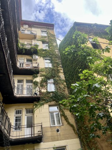 Eladó téglalakás, Budapesten, VI. kerületben 63.99 M Ft