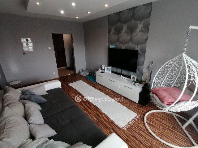 Eladó panellakás, Debrecenben 71.9 M Ft, 3 szobás