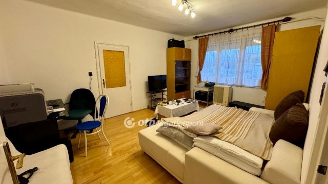 Eladó téglalakás, Pápán 41.9 M Ft, 1+1 szobás