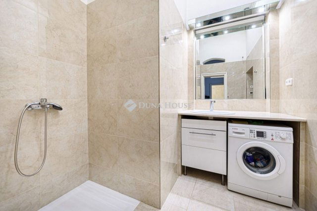 Eladó téglalakás, Budapesten, VI. kerületben 395 M Ft, 2 szobás