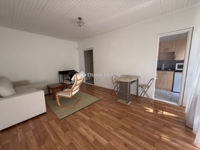 Kiadó panellakás, albérlet, Pécsett 150 E Ft / hó, 1 szobás