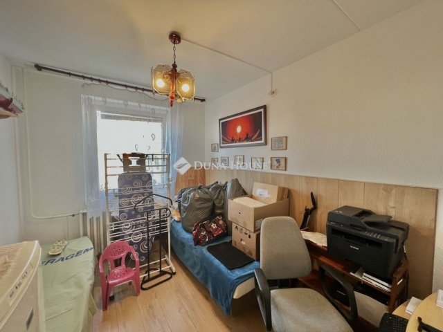 Eladó panellakás, Veszprémben 63.999 M Ft, 4 szobás