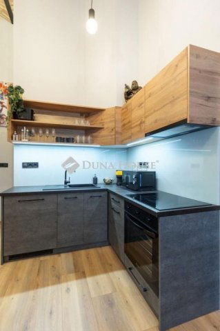Eladó téglalakás, Budapesten, VI. kerületben 65 M Ft, 3 szobás