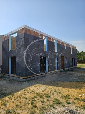 Eladó ikerház, Pécsett, Újhegyi főtéren 83.7 M Ft, 3 szobás