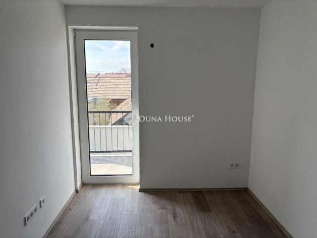 Eladó téglalakás, Esztergomban 93.3 M Ft, 3 szobás