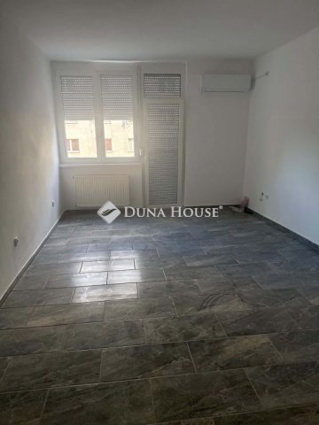 Eladó panellakás, Esztergomban, Szalézi utcában 39.9 M Ft
