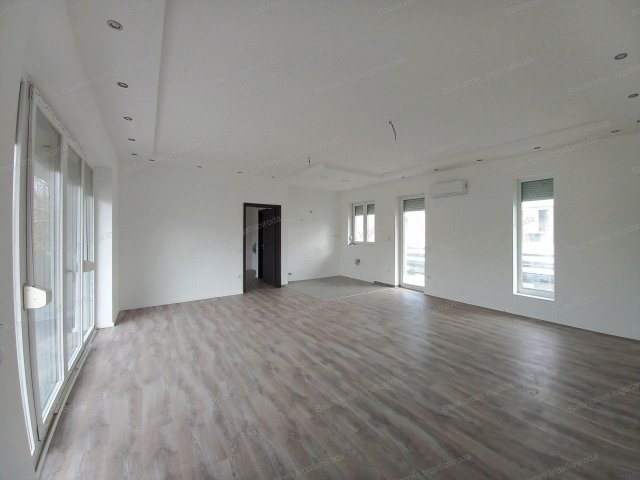 Eladó téglalakás, Siófokon 86 M Ft, 4 szobás