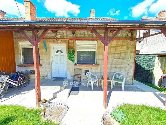 Eladó téglalakás, Cegléden 27.5 M Ft, 2 szobás