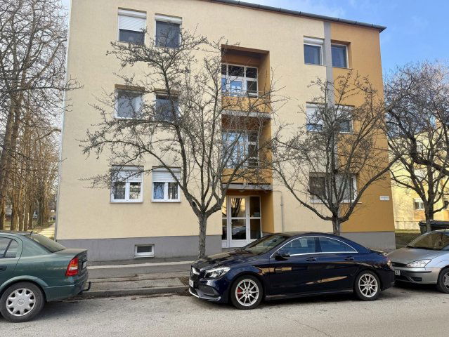 Eladó téglalakás, Komáromban 33.4 M Ft, 1+1 szobás