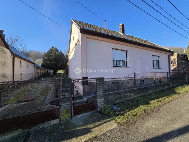Eladó családi ház, Pécsett 32.9 M Ft, 3 szobás