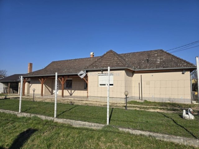 Eladó családi ház, Sárbogárdon 27 M Ft, 3 szobás