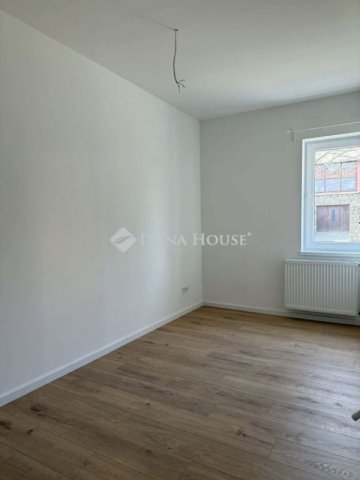 Eladó családi ház, Pécsett 89.9 M Ft, 4 szobás