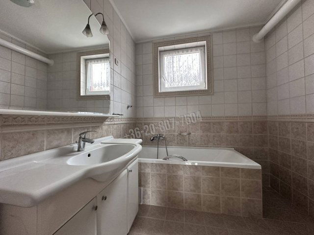 Eladó téglalakás, Egerben 96 M Ft, 5 szobás