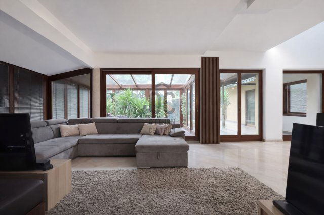 Eladó családi ház, Velencén 225 M Ft, 8 szobás