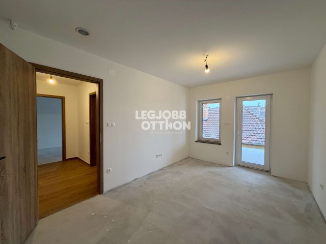 Eladó téglalakás, Cegléden 124 M Ft, 3 szobás