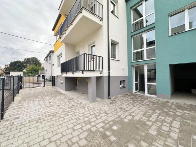 Eladó téglalakás, Szombathelyen 0.27 M Ft, 3 szobás