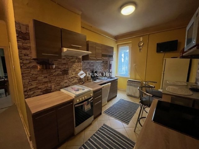 Eladó téglalakás, Pécsett 29 M Ft, 2 szobás