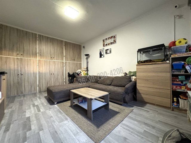 Eladó panellakás, Mosonmagyaróváron 39.9 M Ft, 1+2 szobás