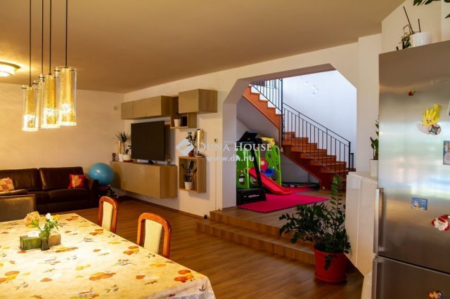 Eladó családi ház, Pécelen 249 M Ft, 6 szobás