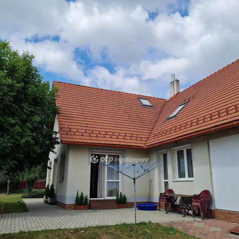 Eladó családi ház, Veszprémben 149.9 M Ft, 8+2 szobás