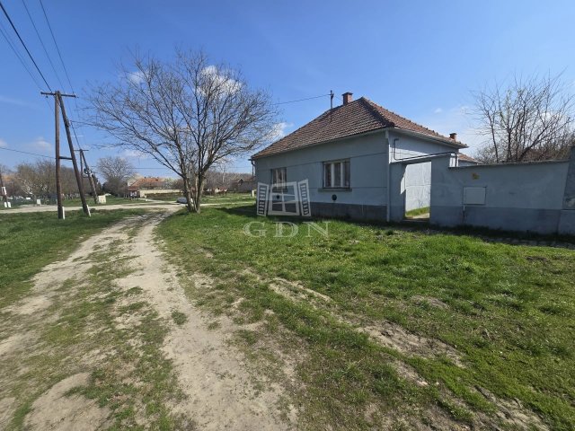 Eladó családi ház, Madarason 9.5 M Ft, 3 szobás