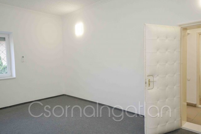 Eladó téglalakás, Csornán 29.9 M Ft, 1 szobás