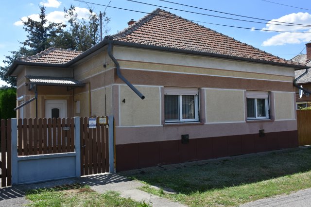 Eladó családi ház, Törökszentmiklóson 28 M Ft, 2 szobás