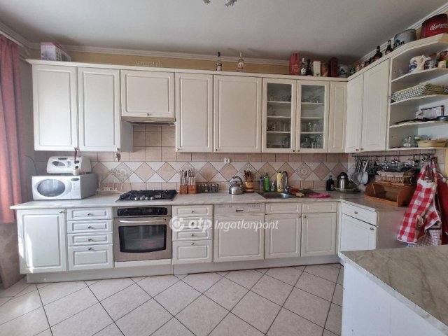 Eladó családi ház, Pápán 89.9 M Ft, 5 szobás