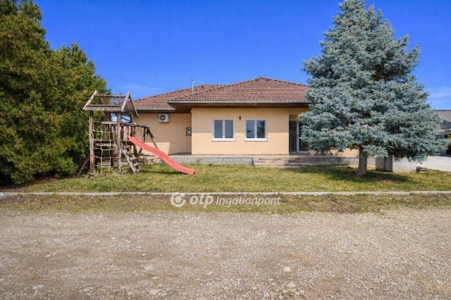 Eladó családi ház, Tasson 85 M Ft, 4 szobás