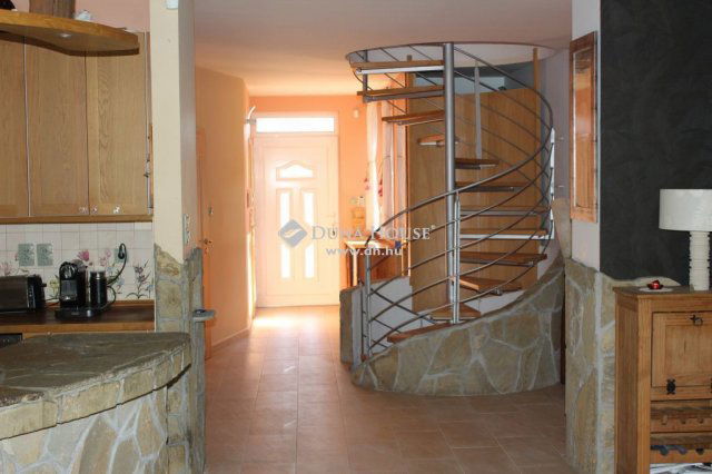 Eladó családi ház, Szentendrén 169.9 M Ft, 4 szobás