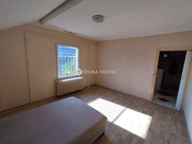 Eladó téglalakás, Tatabányán, Piac téren 29.99 M Ft, 1 szobás