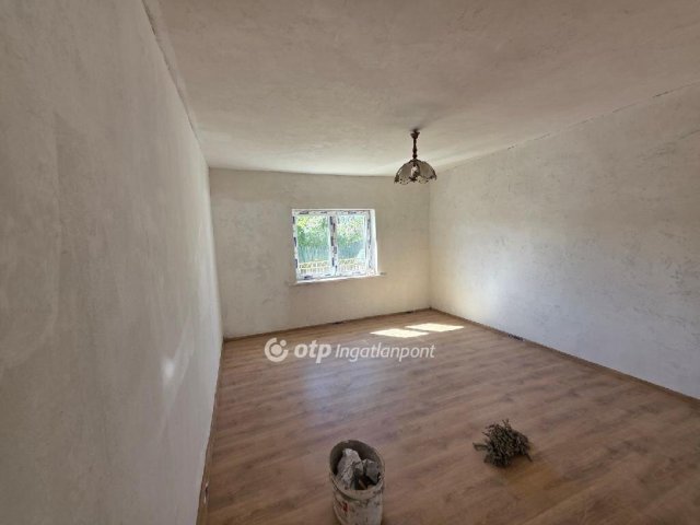 Eladó családi ház, Jászkisérén 8.5 M Ft, 2 szobás