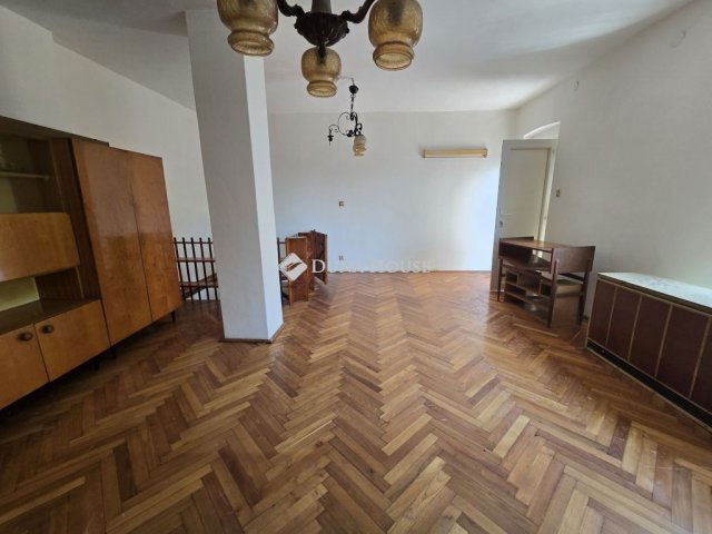 Eladó családi ház, Pécsett 46.9 M Ft, 4 szobás