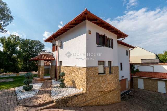 Eladó családi ház, Gödön 770 M Ft, 8+1 szobás