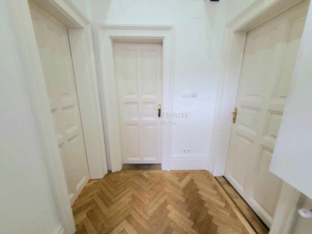 Eladó téglalakás, Budapesten, VI. kerületben 160 M Ft, 3 szobás