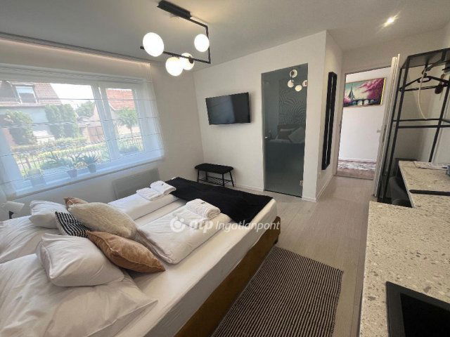 Eladó családi ház, Szegeden 265 M Ft, 9 szobás