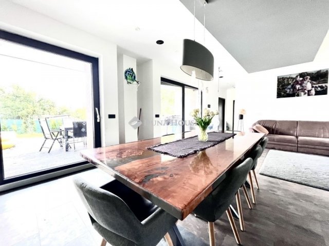 Eladó családi ház, Pécsett 149 M Ft, 5 szobás